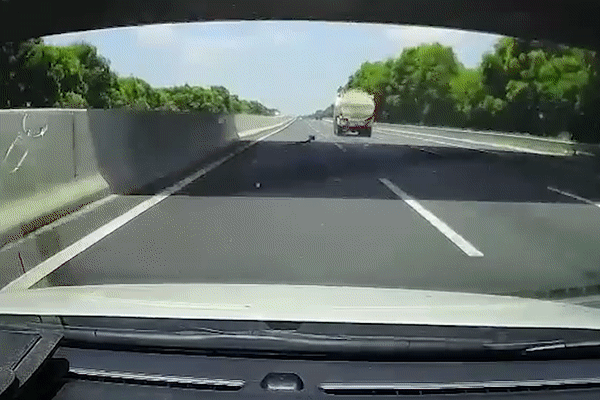 Thanh sat tu xe tai roi ra cao toc, xuyen thung oto Hyundai hinh anh