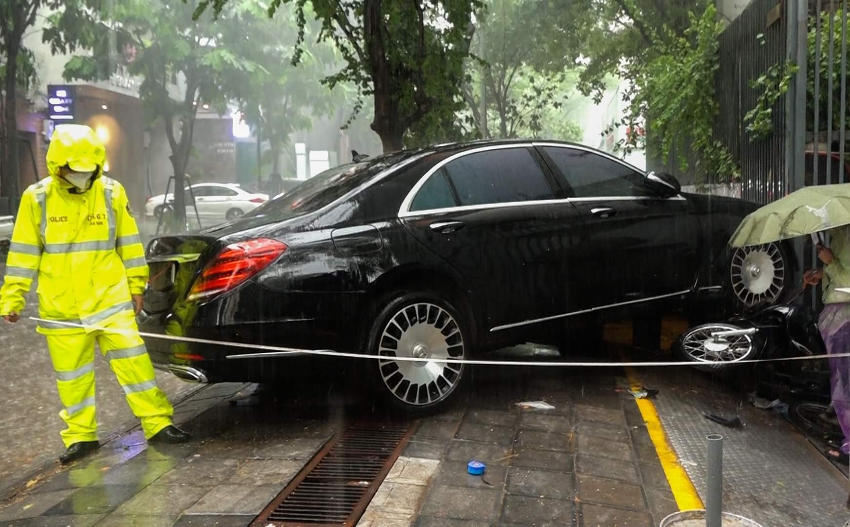 Yeu to then chot vu Mercedes S450 tong BMW 730Li va 4 xe may hinh anh