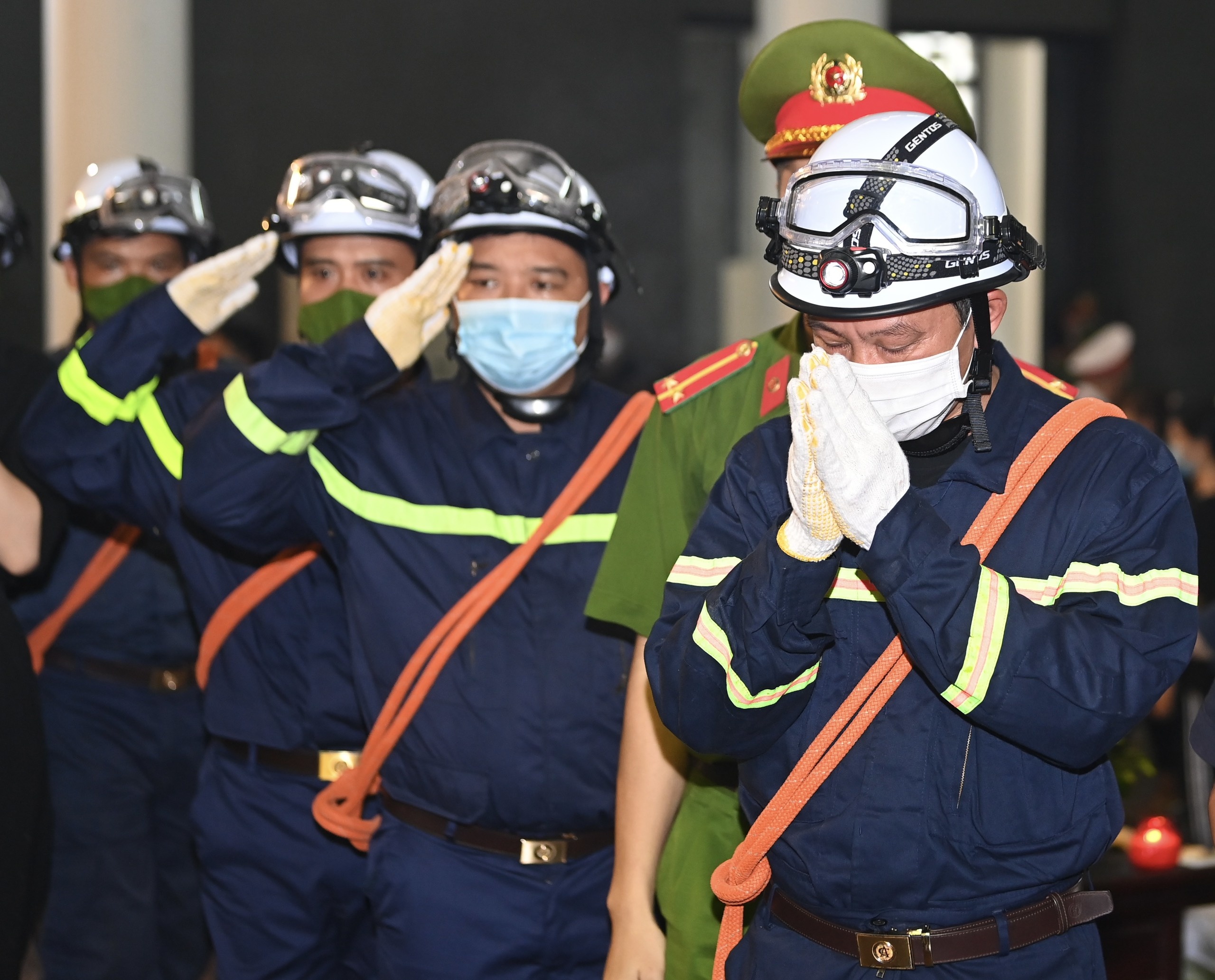 Tien dua 3 canh sat hy sinh khi chua chay hinh anh