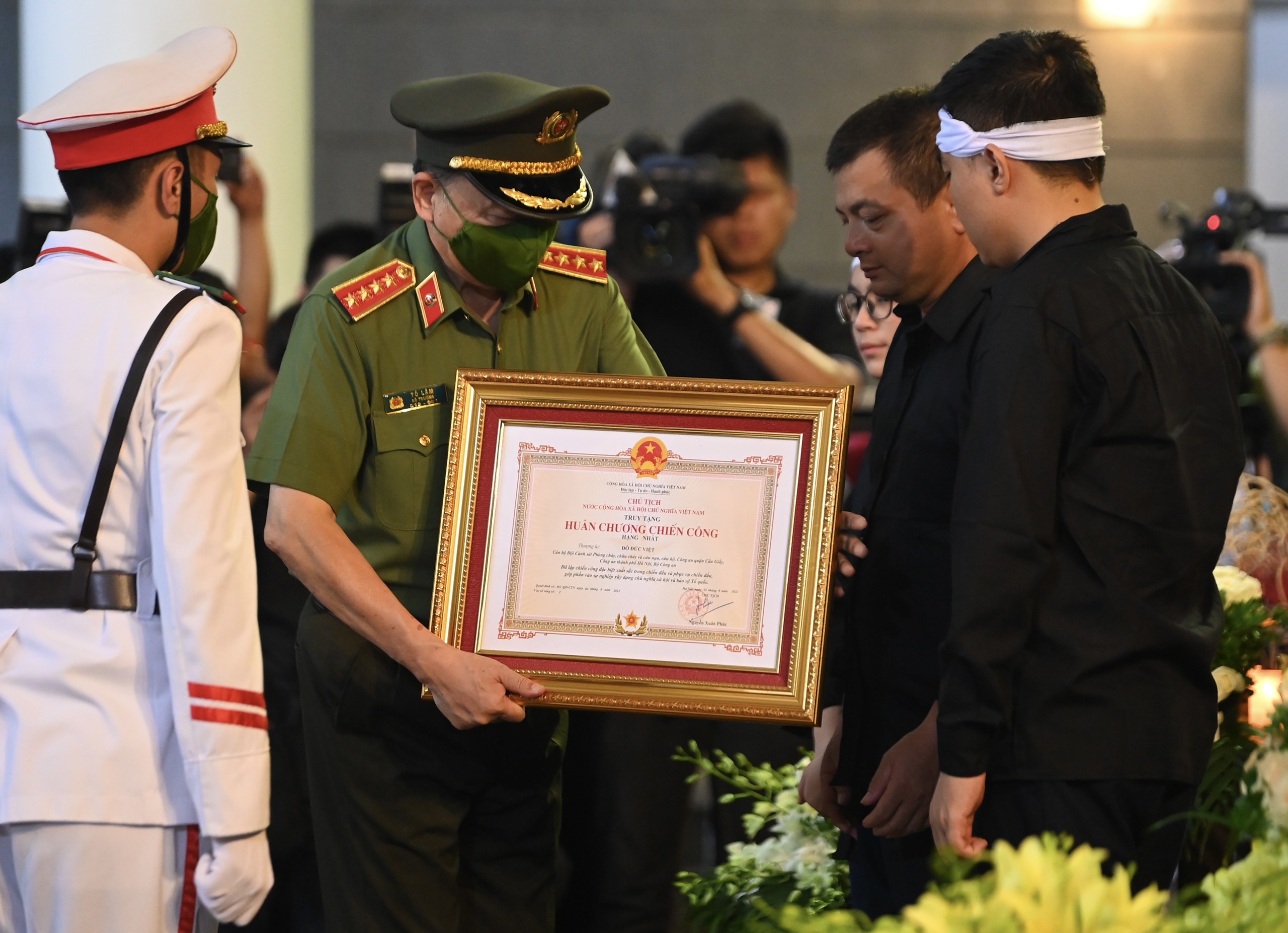 Le tang 3 liet si canh sat anh 4