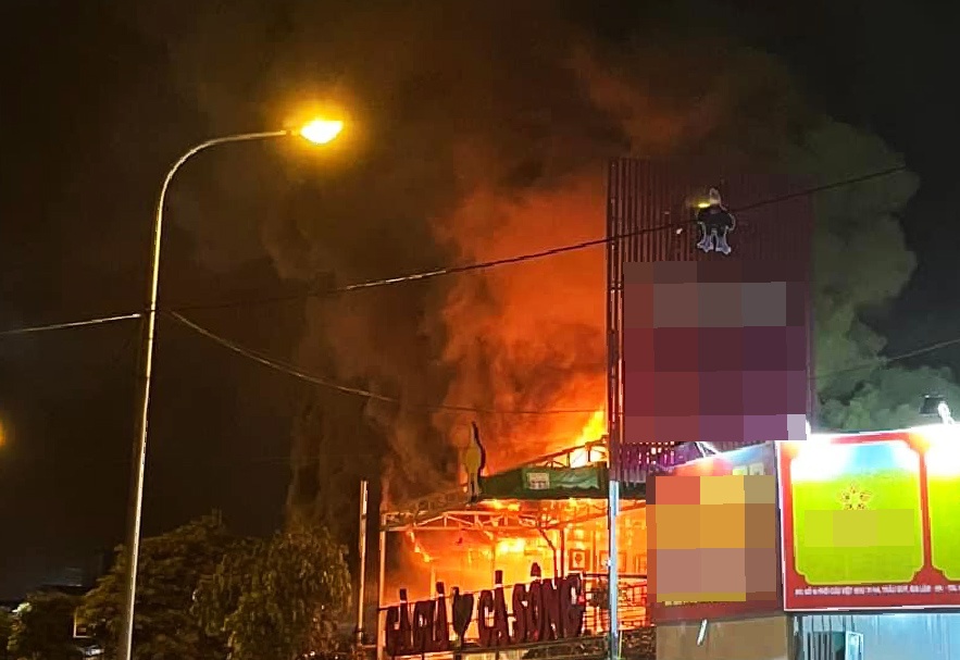 Chap day dan dien, lua bung phat o tiem tra chanh hinh anh