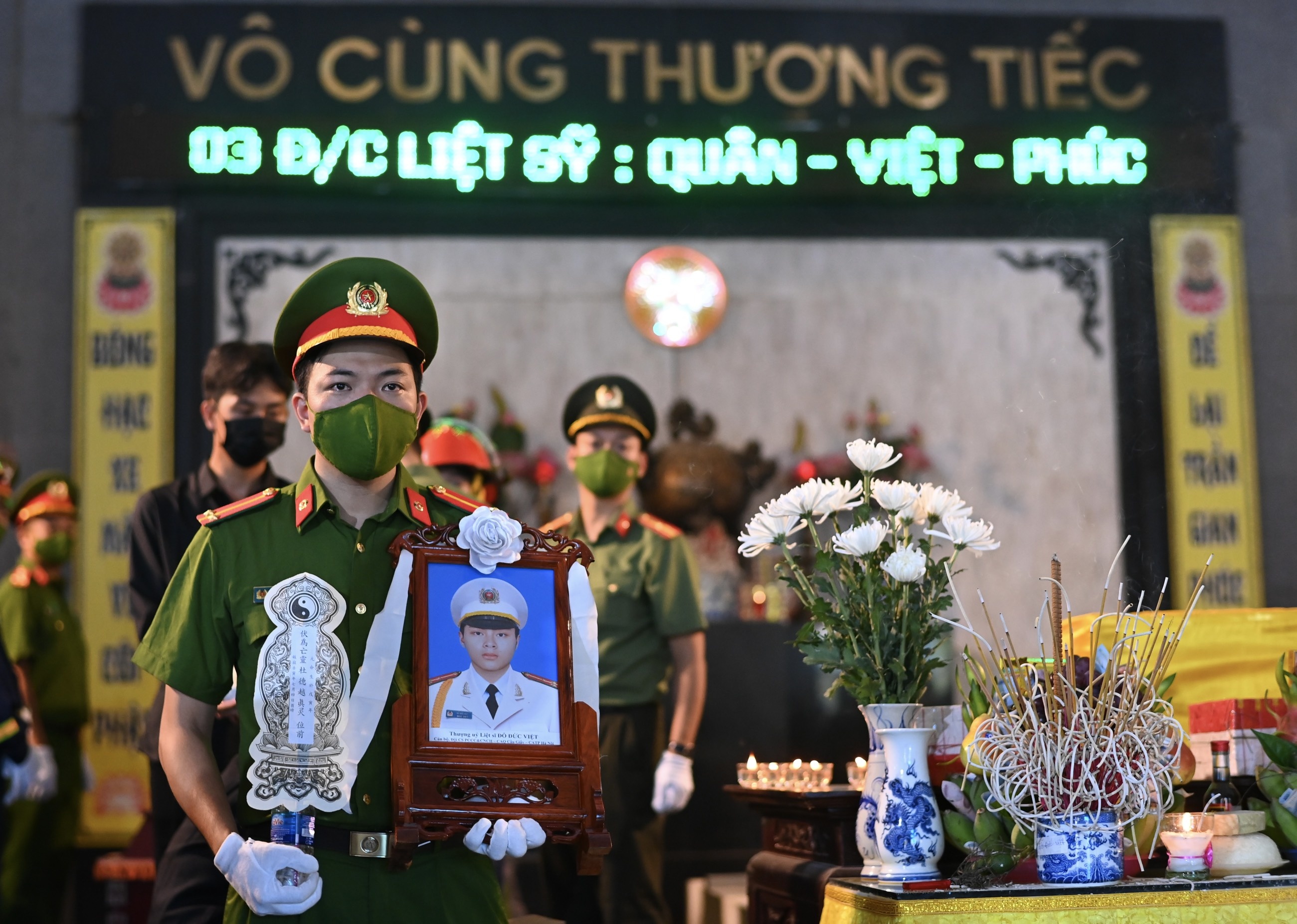 Nguoi than, dong doi tien dua 3 canh sat cuu hoa hinh anh