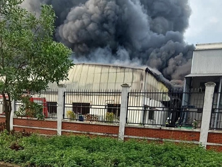 Hon 30 xe cuu hoa chua chay khu cong nghiep o Ha Noi hinh anh