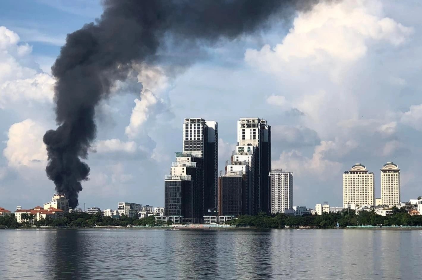 Cot khoi cao hang tram met tu vu chay nha kho gan ho Tay hinh anh