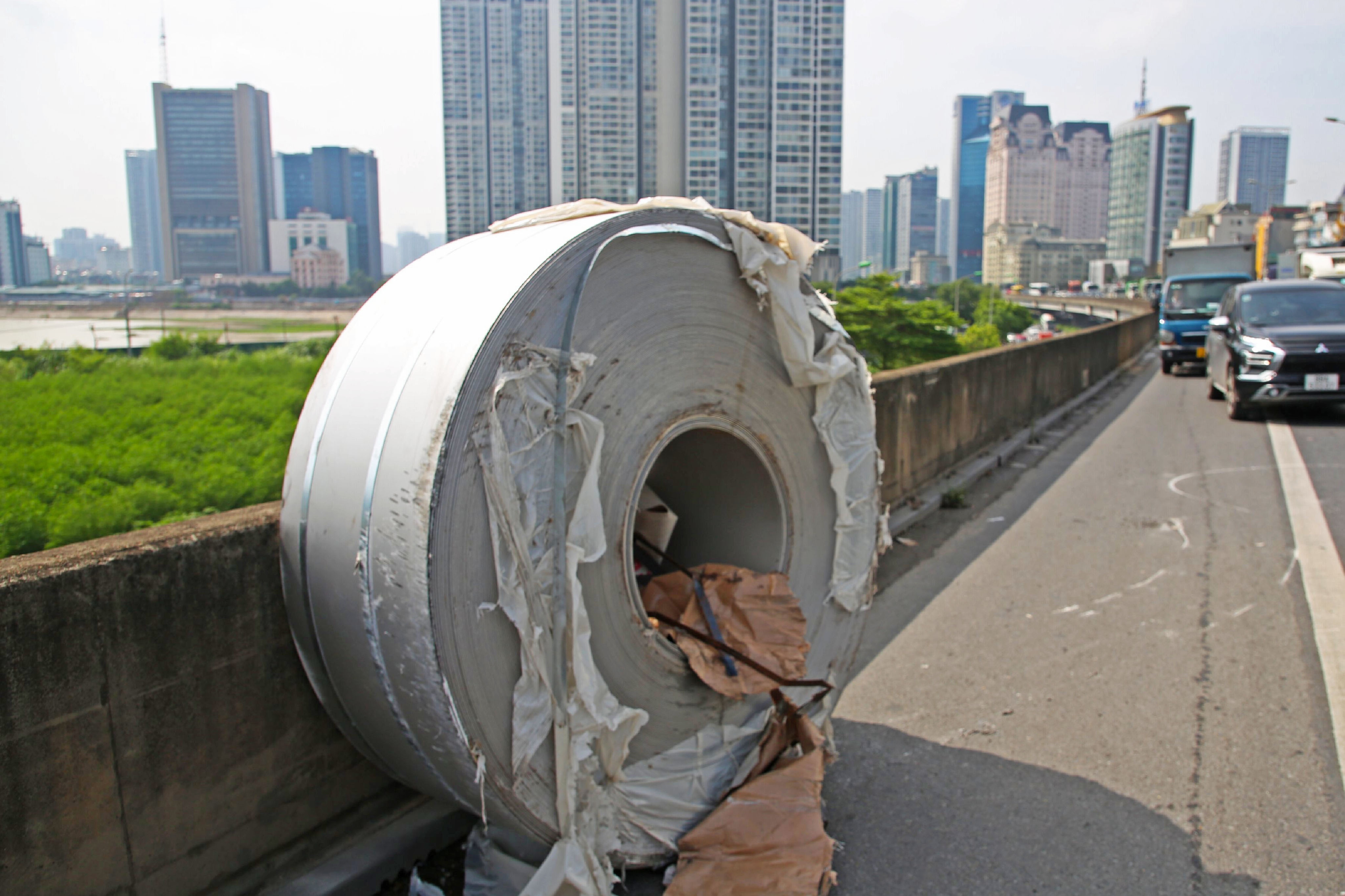 Co nen cho xe cho thep cuon hang chuc tan chay o duong tren cao? hinh anh