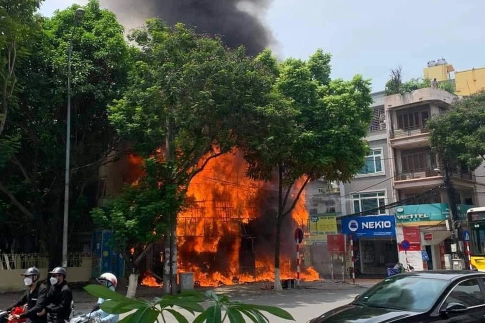 Cua hang do dien tu boc chay giua trua hinh anh