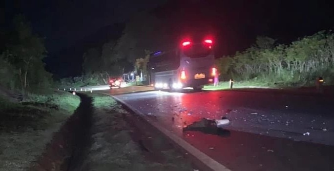 Xe may vo nat sau va cham voi oto khach, 3 nguoi chet hinh anh