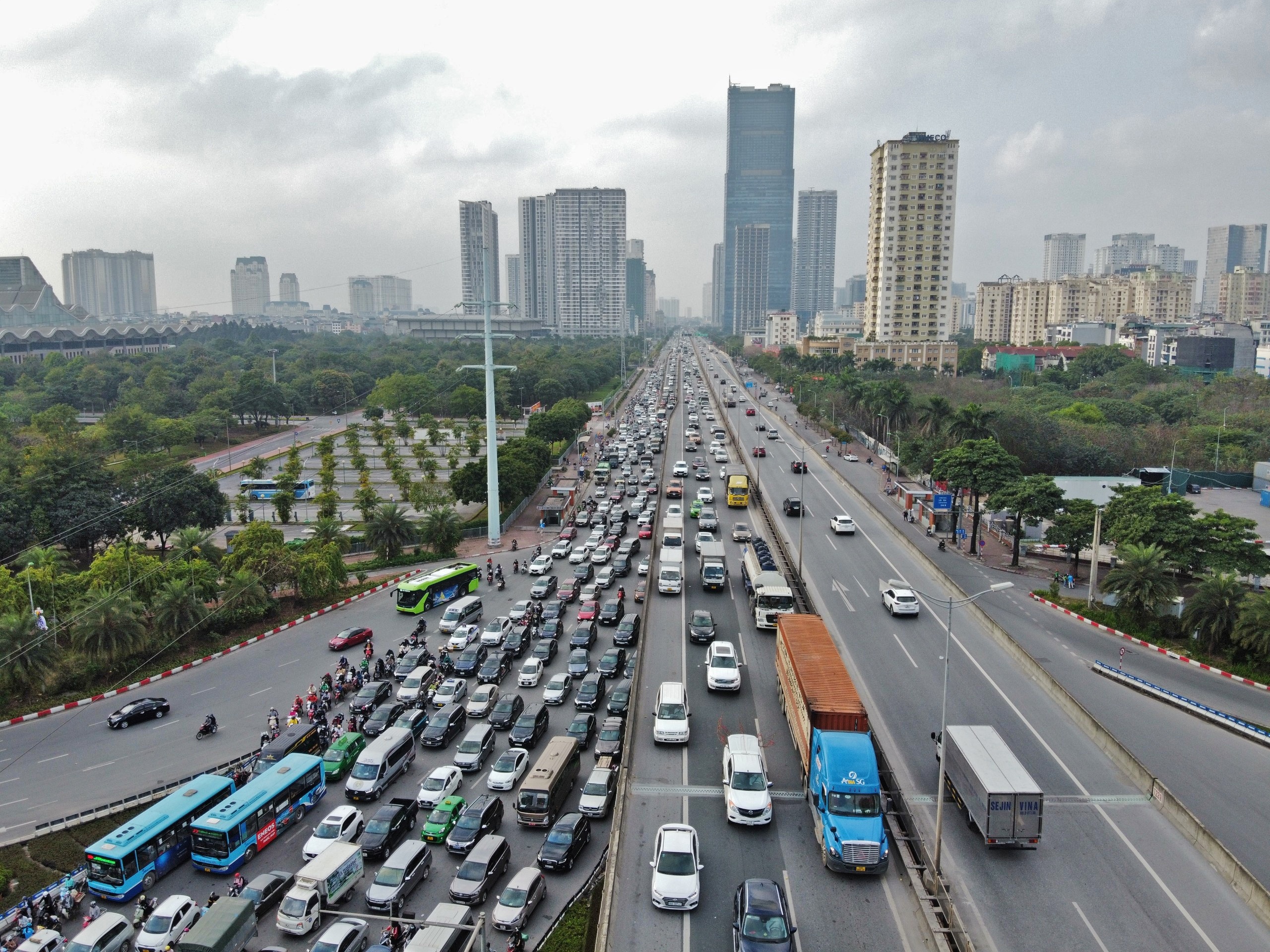 xe tai cay lom duong tren cao anh 5
