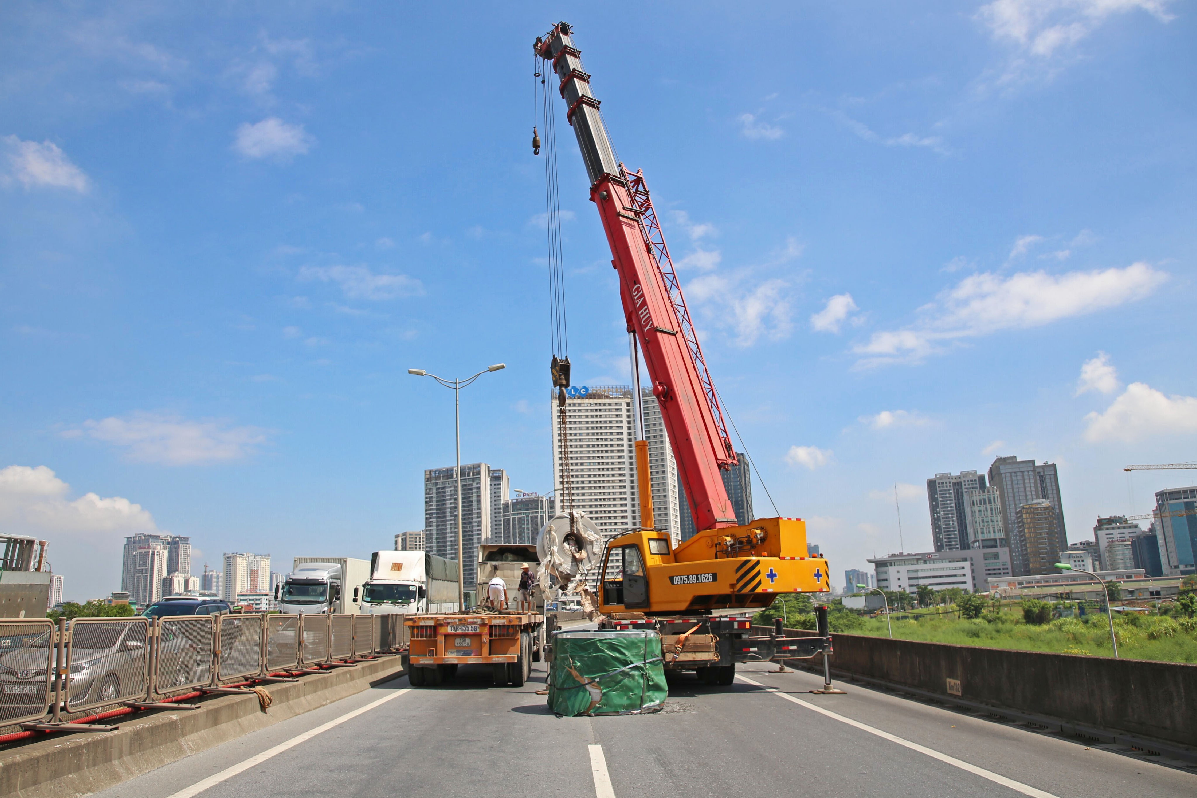 xe tai cay lom duong tren cao anh 1