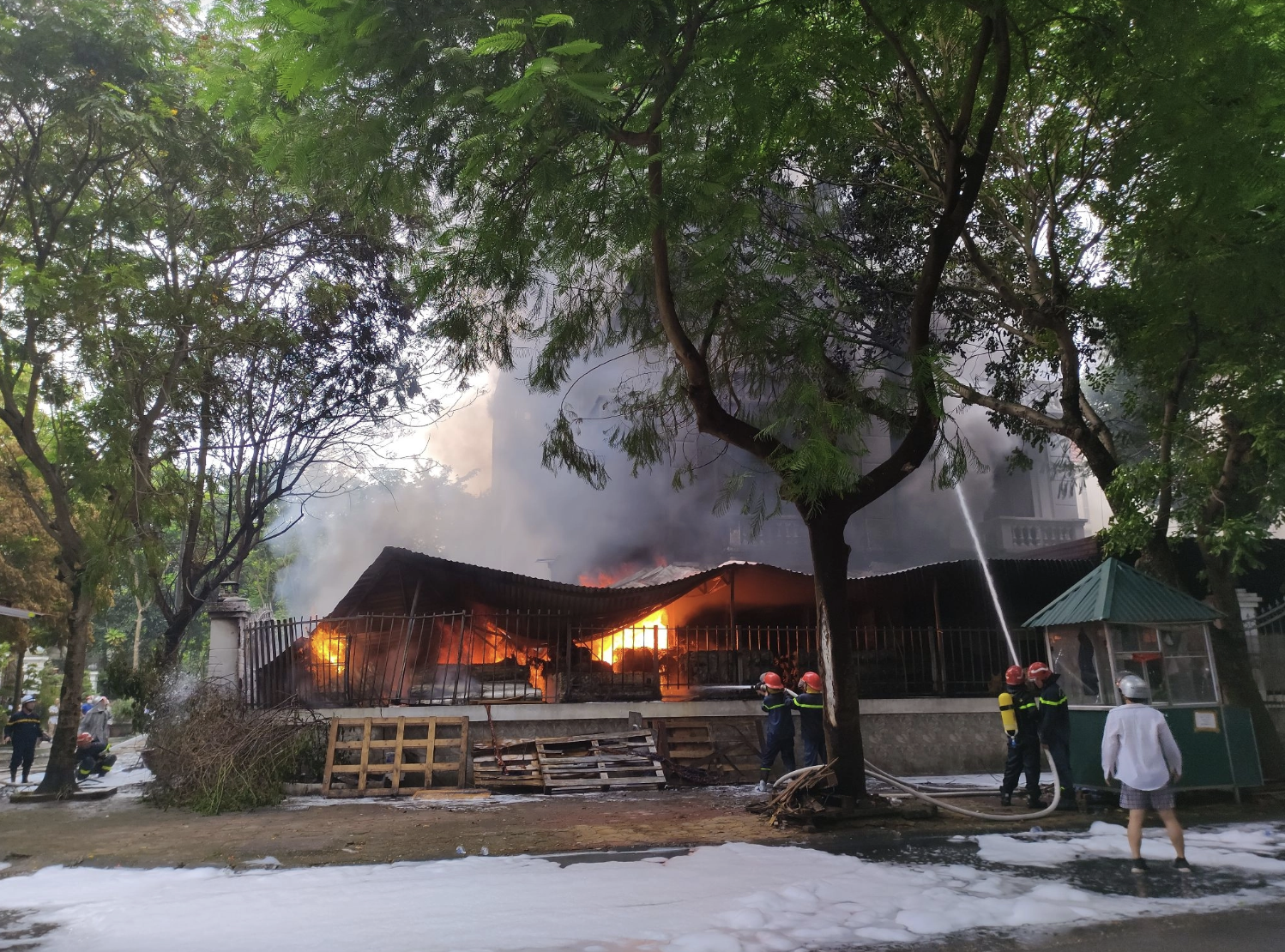 Chay biet thu trong khu do thi Phap Van anh 2