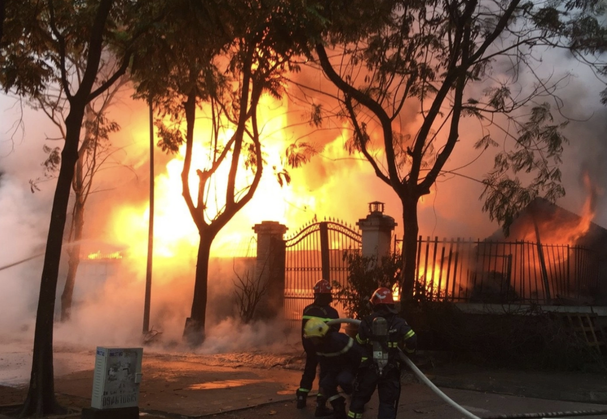 Chay biet thu o khu do thi Phap Van, mot canh sat PCCC bi thuong hinh anh