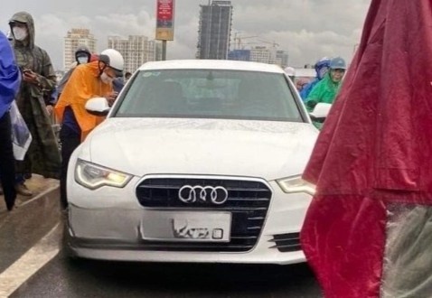 Nguoi dan ong bo lai xe Audi truoc khi tu vong duoi chan cau Nhat Tan hinh anh