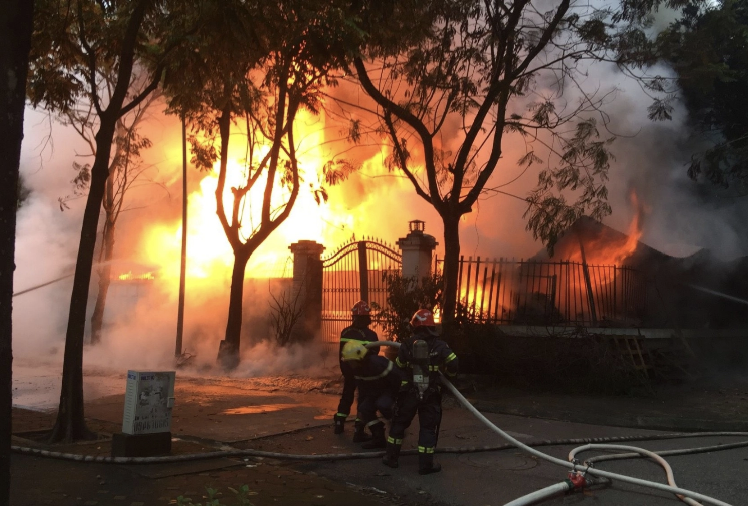 Chay biet thu trong khu do thi Phap Van anh 1