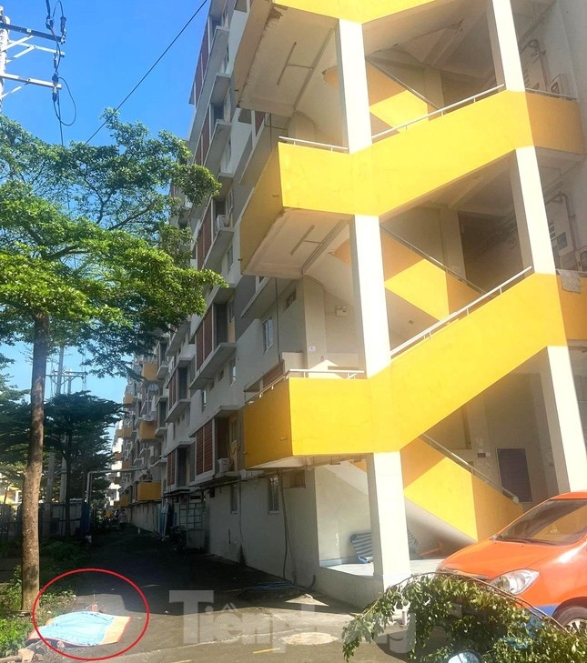 Huan luyen vien tennis tu vong khi roi tu lau 4 xuong dat anh 1