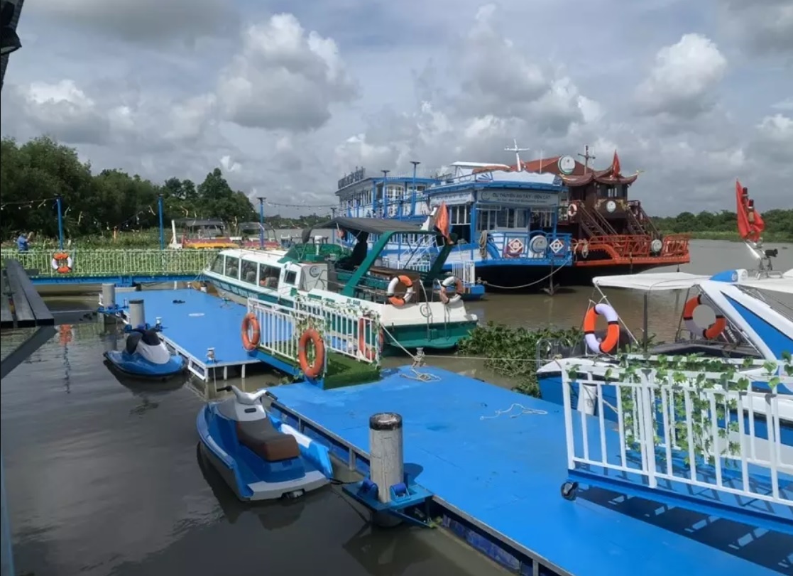 Cong ty du lich lap ben thuy khong phep tren song Sai Gon hinh anh