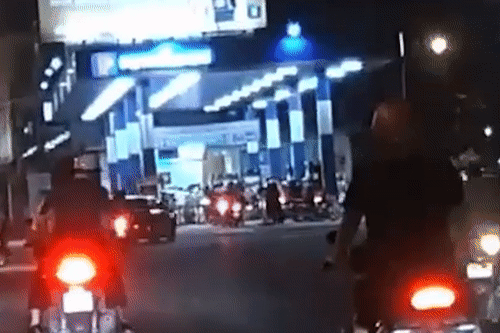 Khoanh khac 'xe dien' tong thang vao cay xang lam 8 nguoi bi thuong hinh anh