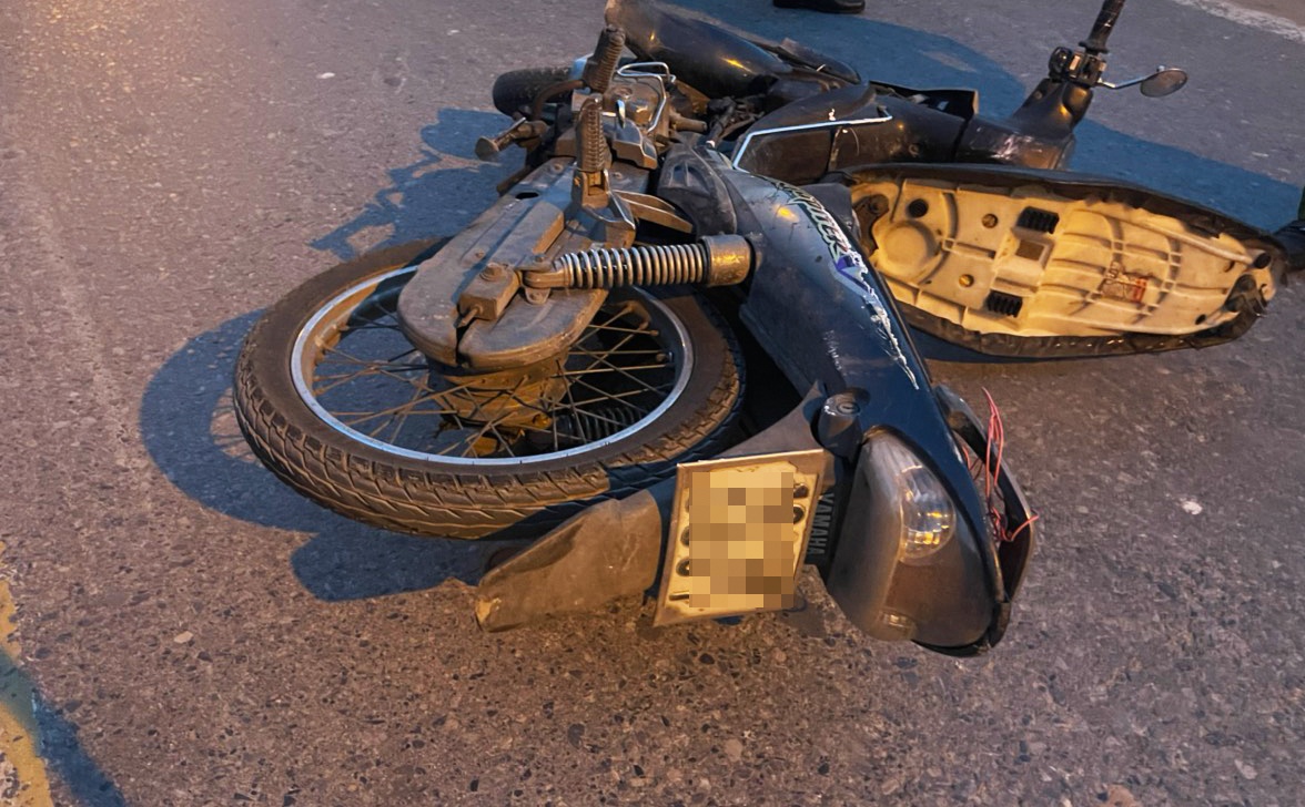 2 oto va xe may va cham o Ha Noi, 2 nam thanh nien tu vong hinh anh