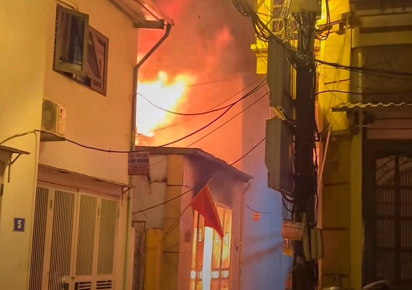 Can nha chay ngun ngut trong ngo o Ha Noi hinh anh