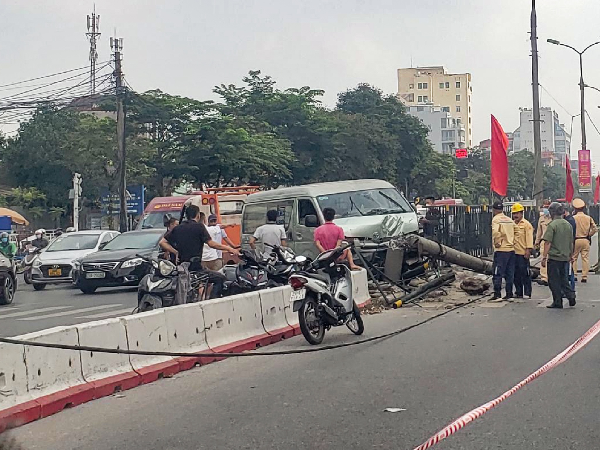 xe huc do cot den anh 1