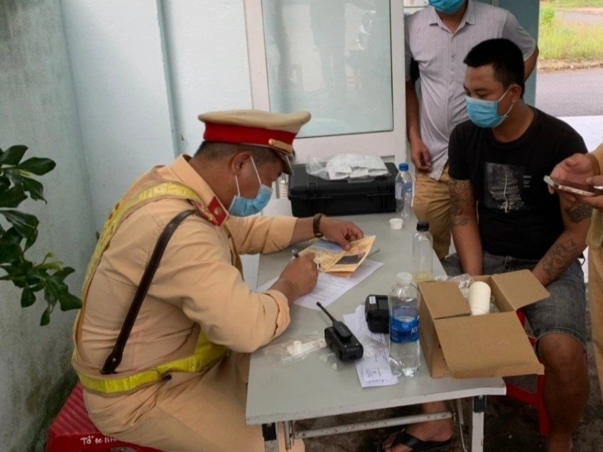 Tai xe lai xe tren cao toc duong tinh voi ma tuy hinh anh