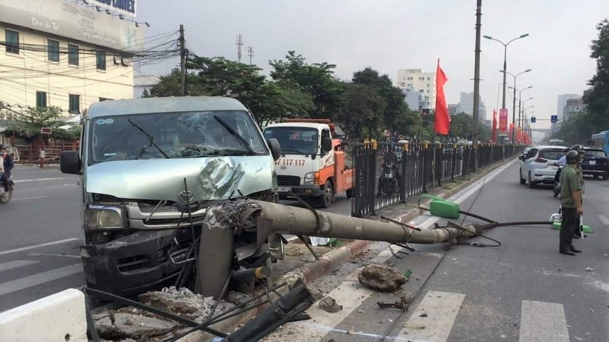 Oto 16 cho huc gay cot den, duong Giai Phong tac dai hinh anh