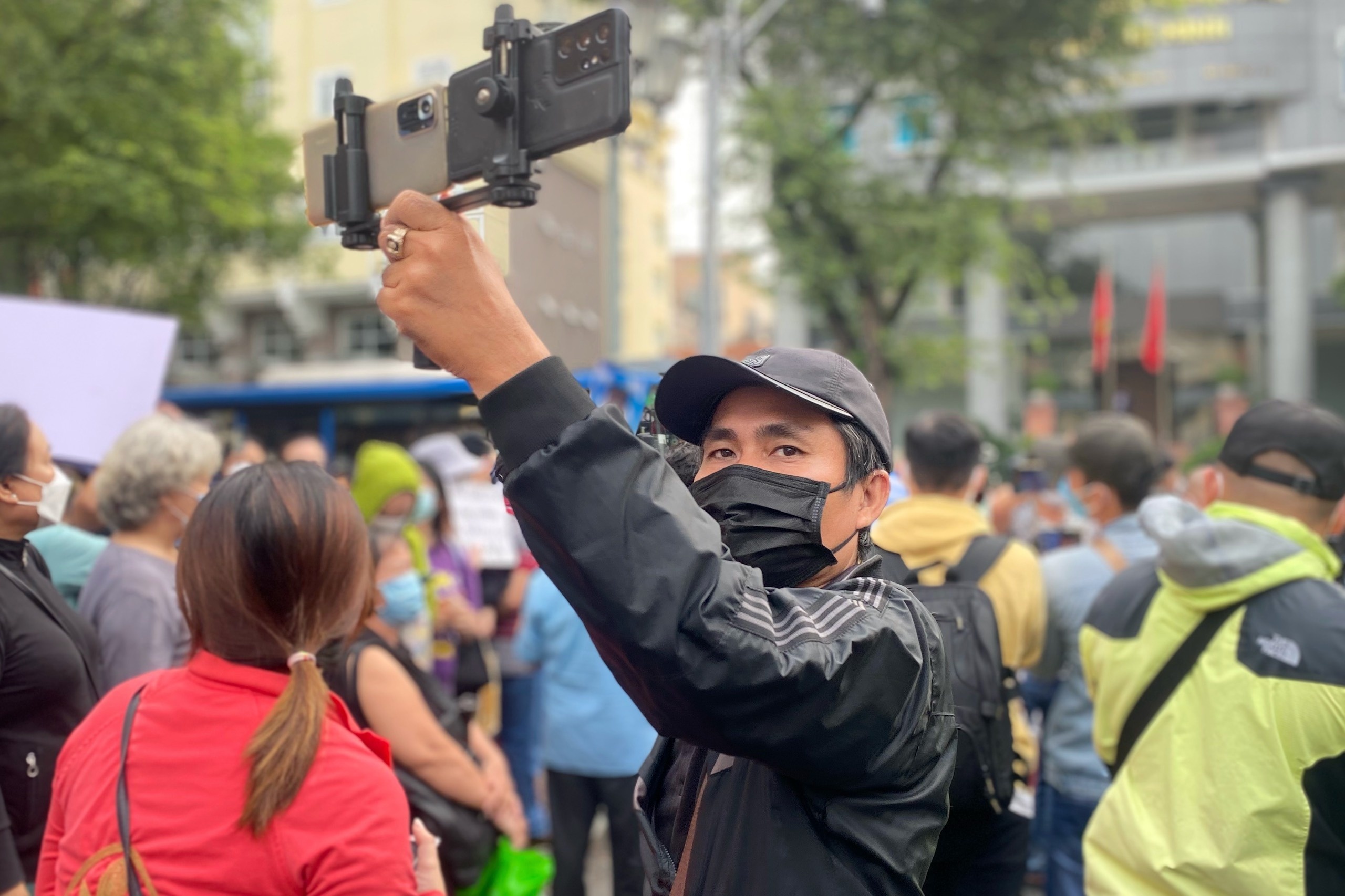 Chanh an lo phien toa bi sao nhang khi hang tram dien thoai livestream hinh anh