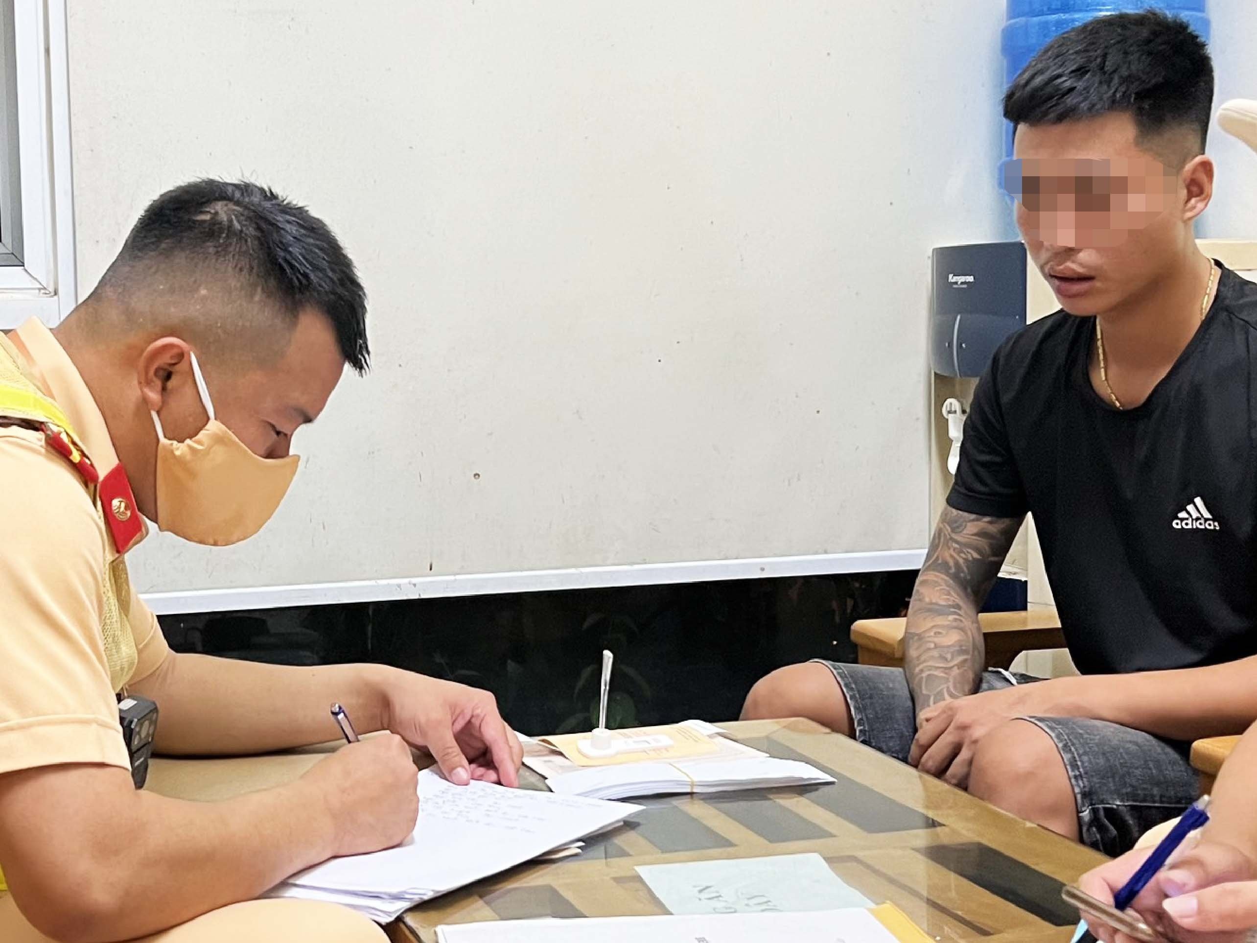 Lai xe tren cao toc khong co bang lai, duong tinh voi ma tuy hinh anh