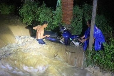 Theo me di ray, be trai 7 tuoi bi nuoc lu cuon troi 2 km hinh anh