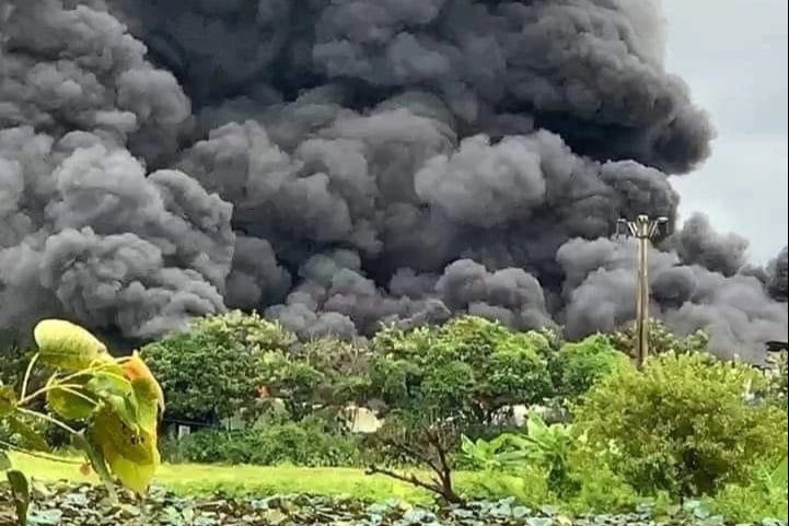 Khu xuong kinh doanh vai boc chay ngun ngut hinh anh