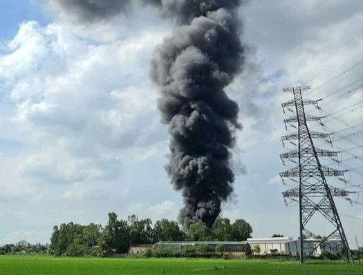 Chay kho xuong o Ha Noi, cot khoi den cao hang tram met hinh anh