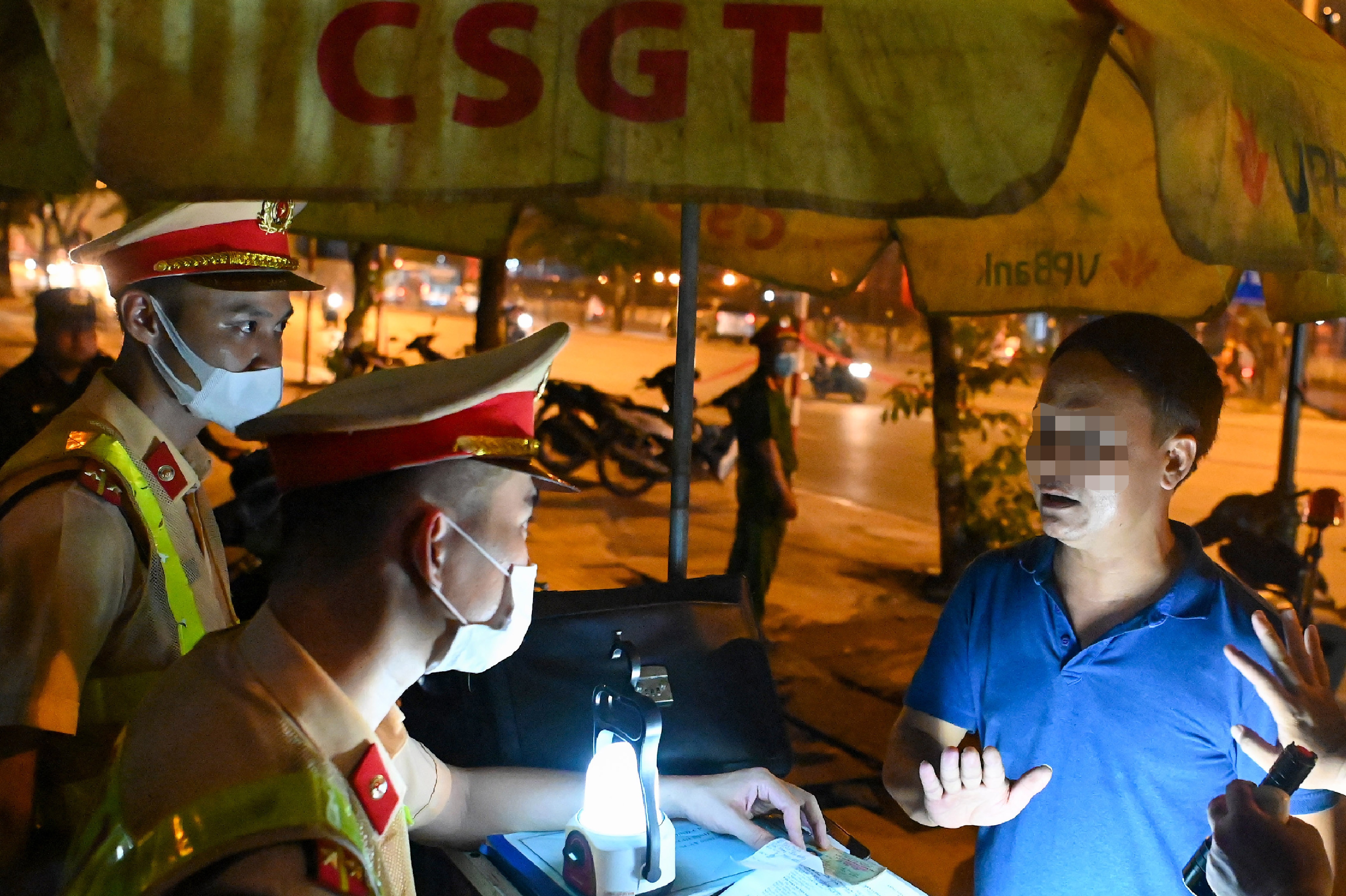 Vi pham kich khung nong do con, tai xe cai 'chi dat xe chu khong lai' hinh anh