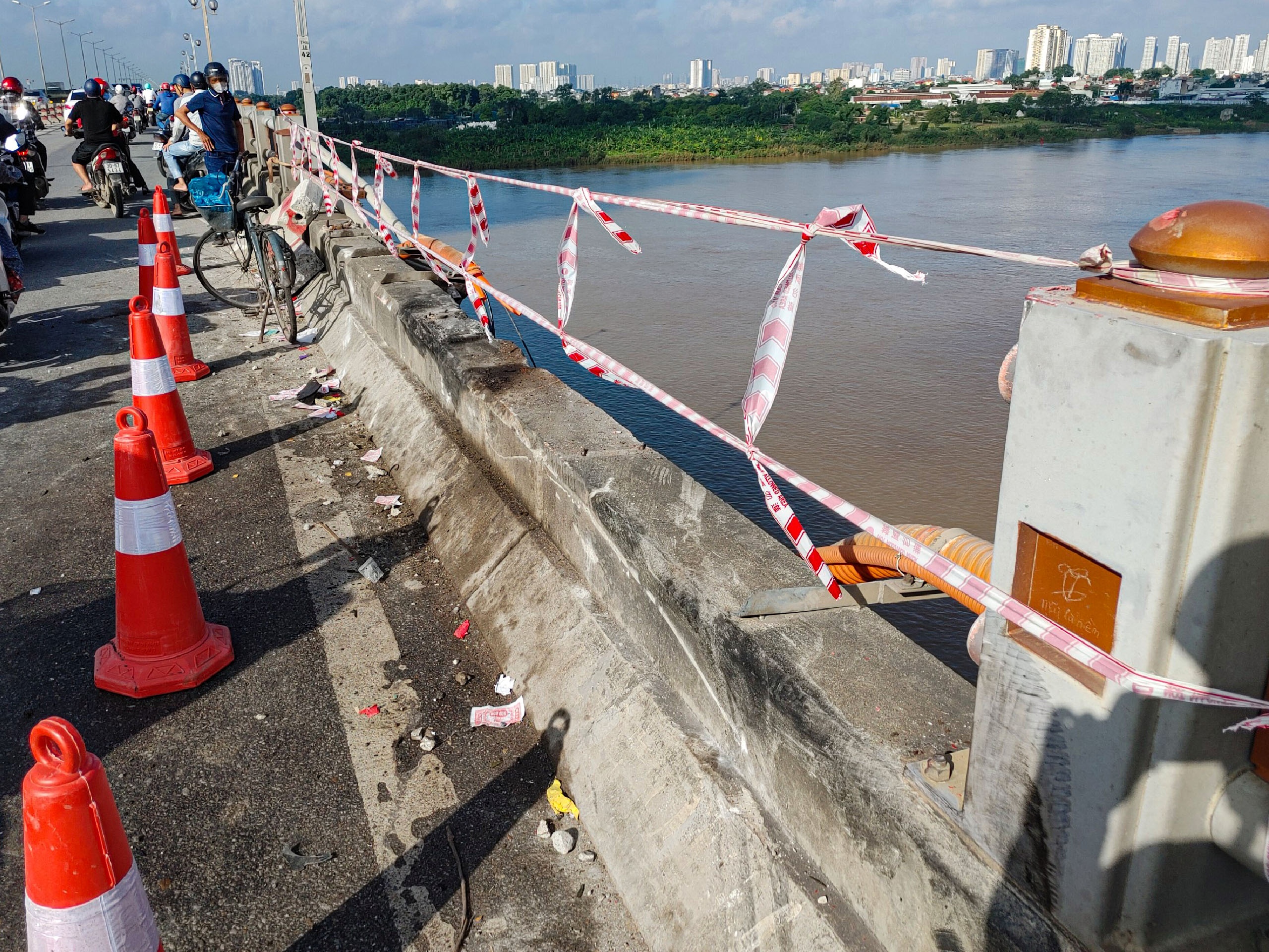 Nguyen nhan xe container 'bay' qua thanh cau Thanh Tri, lao xuong song hinh anh