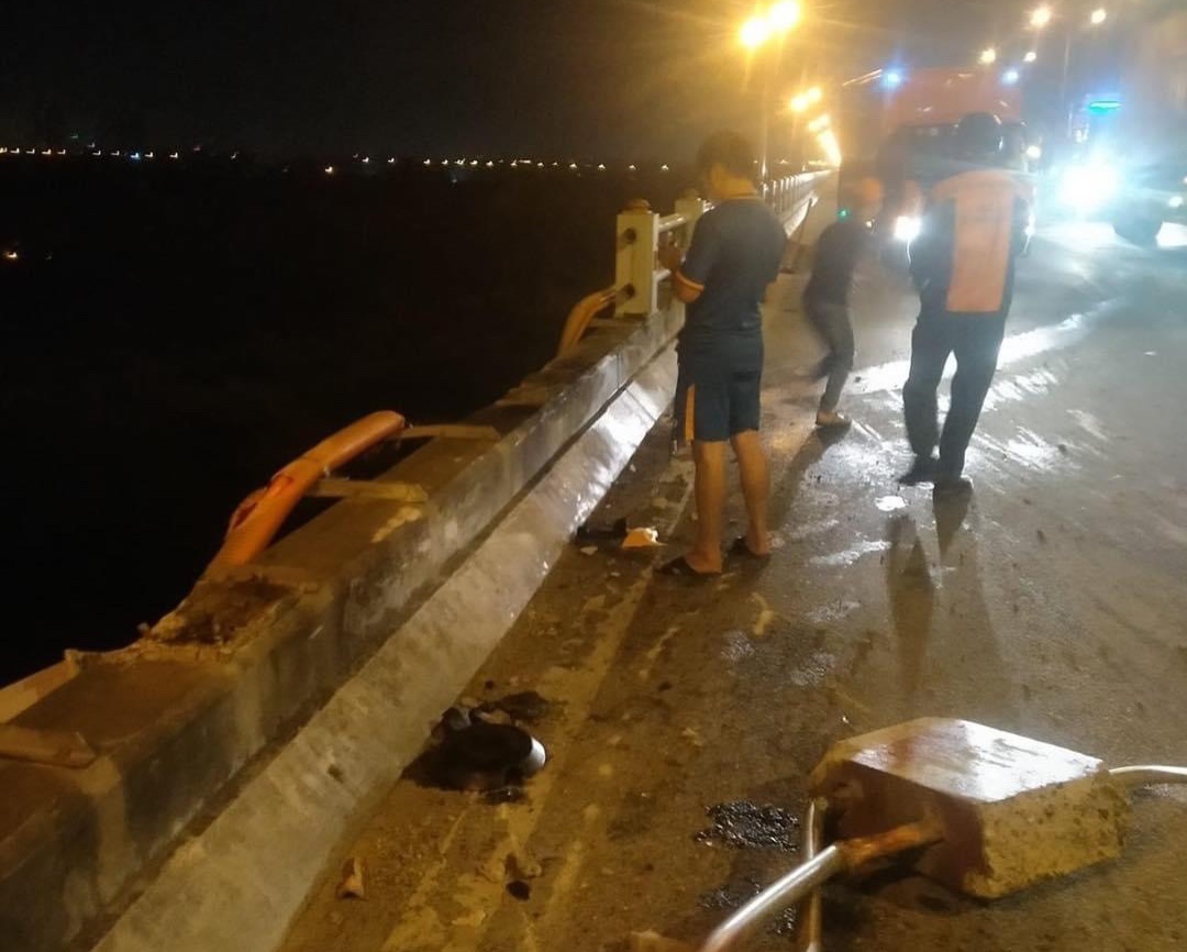 Xe tai 'bay' xuong song tu cau Thanh Tri, tai xe tu boi vao bo hinh anh