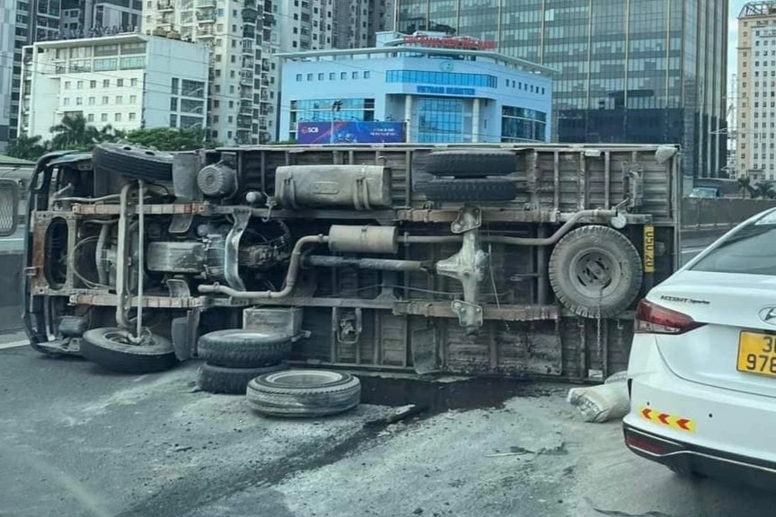 Oto tai lat chan ngang duong vanh dai 3 tren cao, xe co un tac dai hinh anh