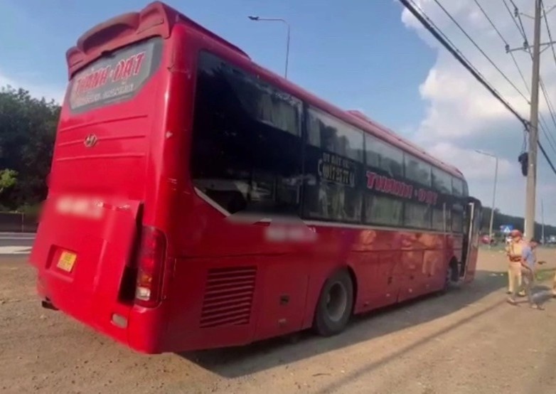 Nhoi nhet 71 nguoi tren xe khach 46 cho o Dong Nai hinh anh