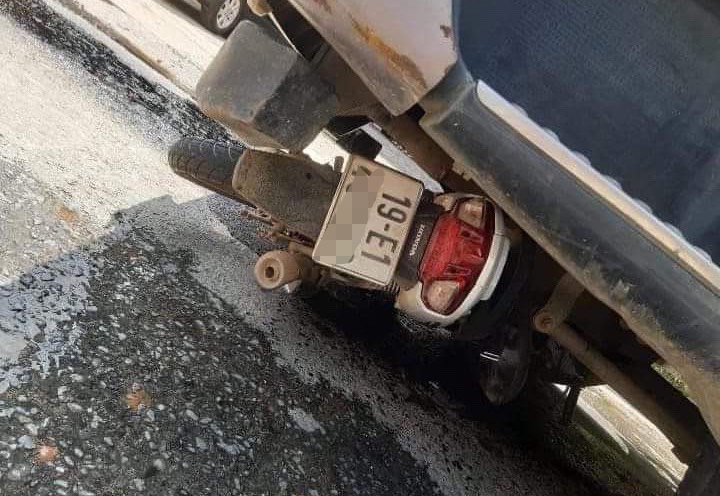 Doi nam nu tren xe may tu vong sau va cham lien hoan hinh anh