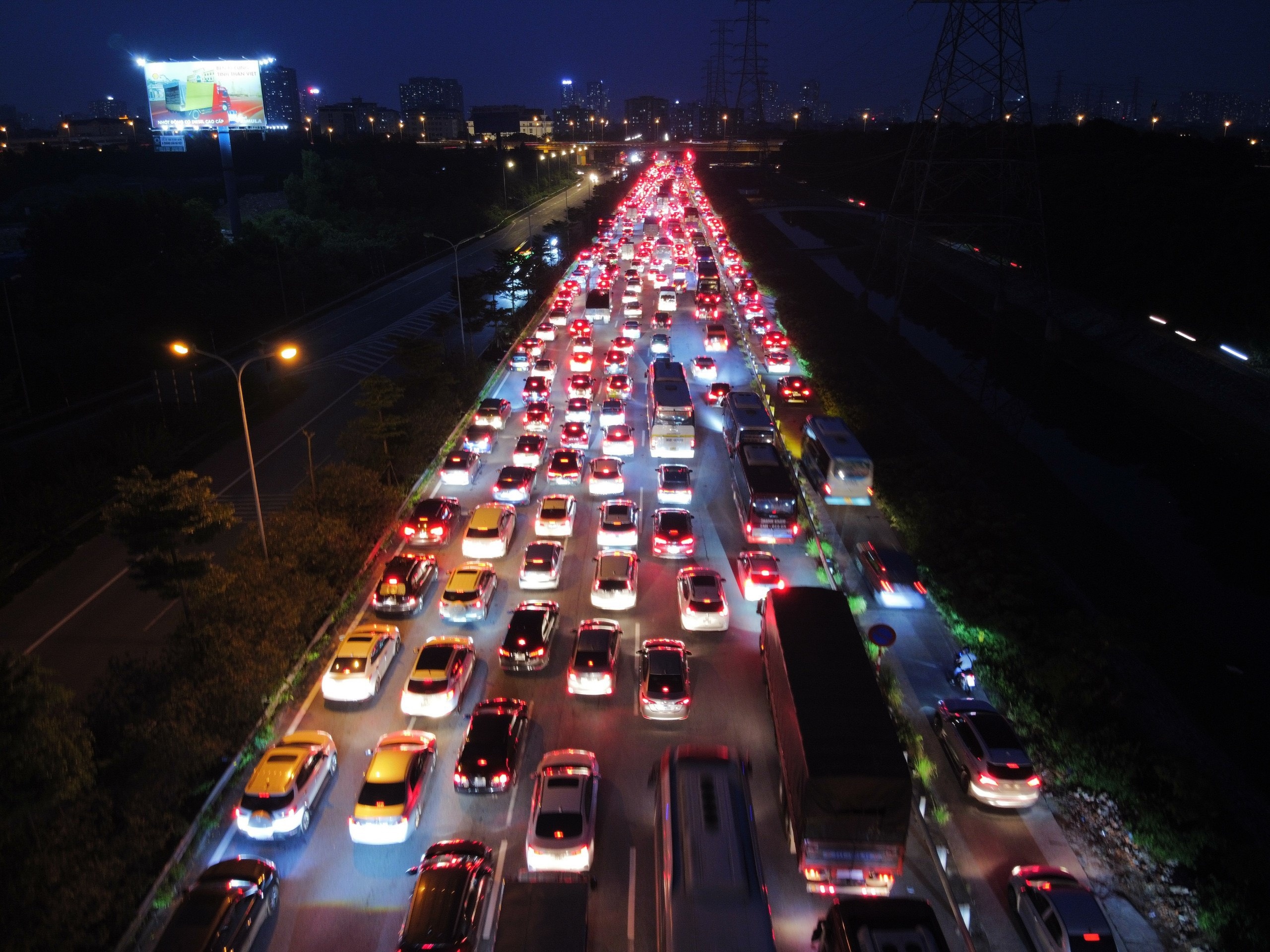 Chua het ky nghi le 2/9, nguoi dan un un tro lai Ha Noi hinh anh