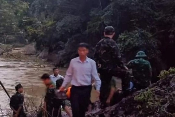 Tim thay thi the 2 be gai bi nga xuong suoi khi dang chup anh hinh anh