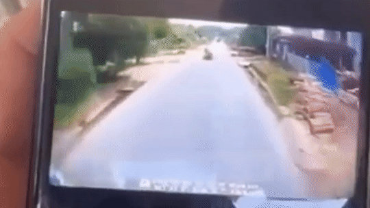 Doi nam nu nga giua duong, bi cuon vao gam xe dau keo hinh anh