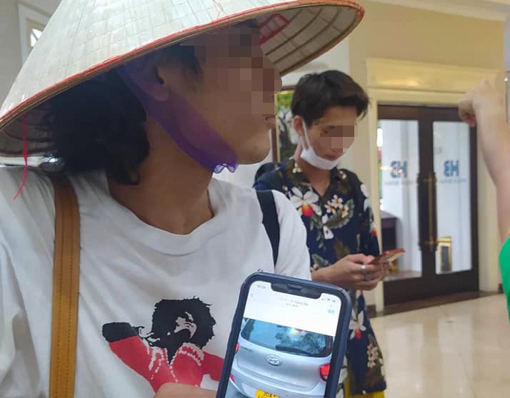 Thu tien taxi cao gap 10 lan, tai xe tran tinh 'do khong biet tieng' hinh anh