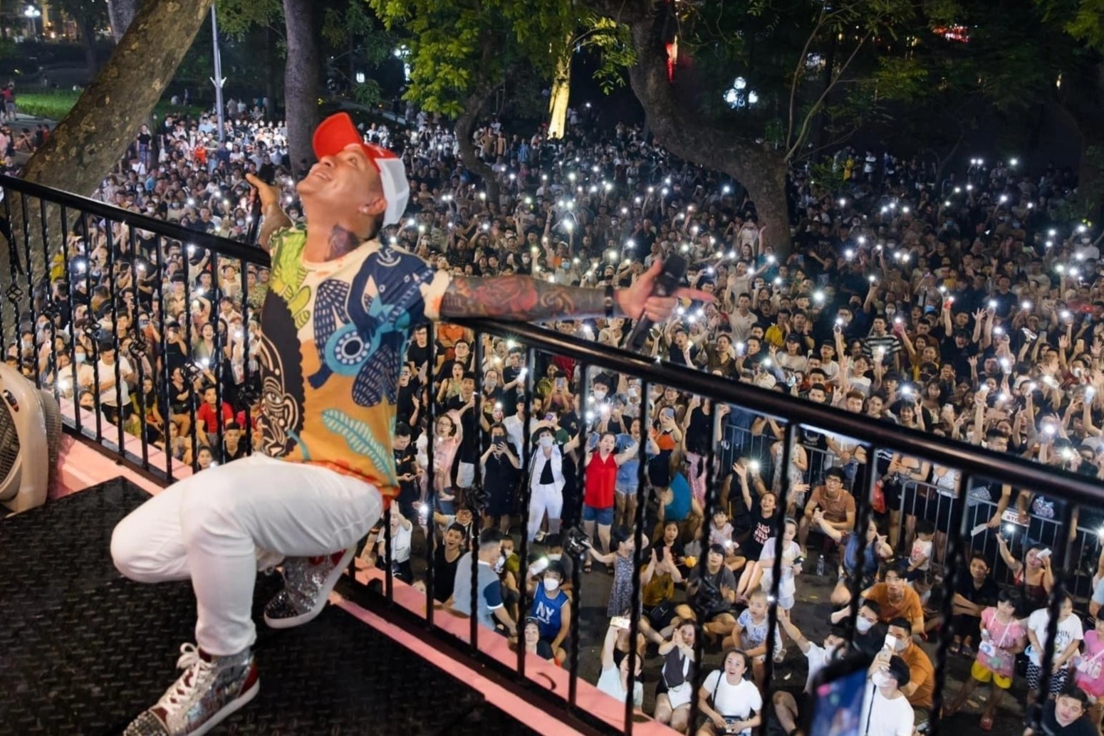 Du can cu xu phat ca si Tuan Hung vi mo liveshow o ban cong hinh anh