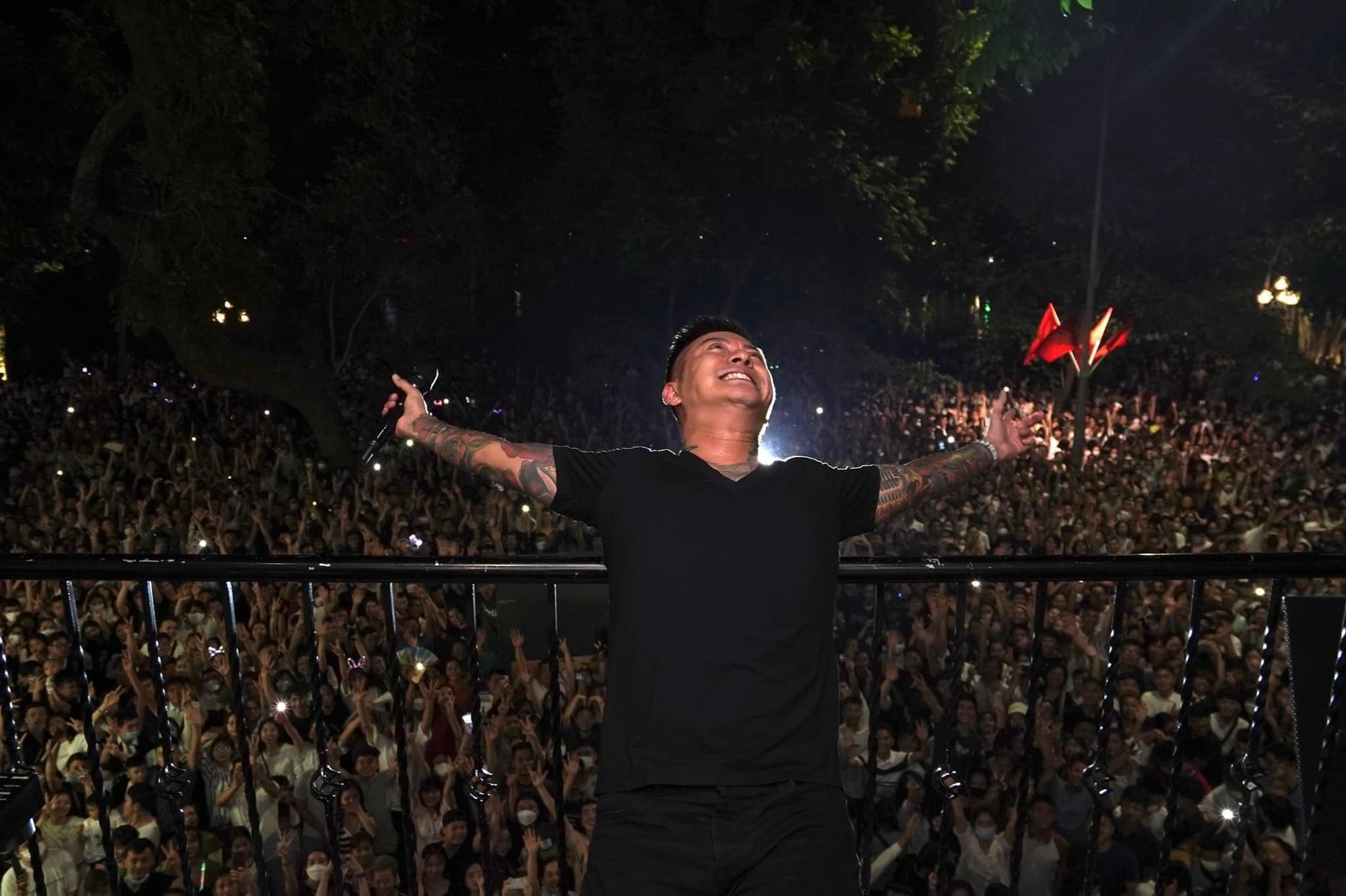 Xem xet xu phat ca si Tuan Hung vi to chuc liveshow o ban cong hinh anh