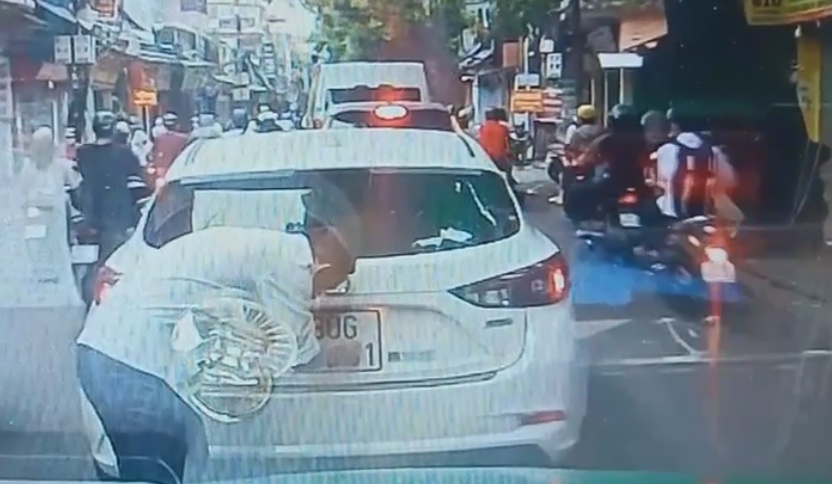 Oto dan thay doi bien so bi nguoi di duong 'boc sach' hinh anh