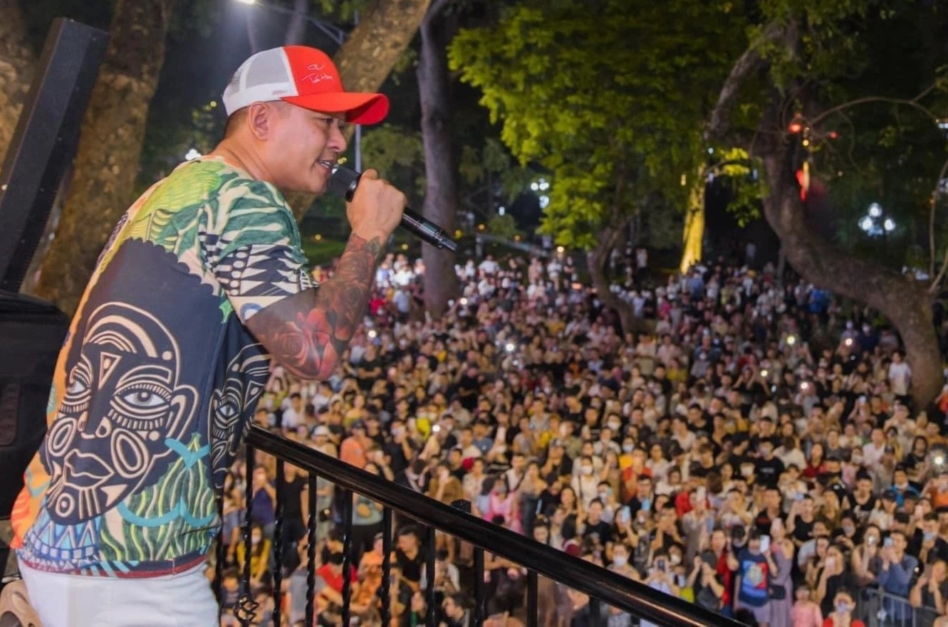 Tuan Hung bi phat 12,5 trieu dong vi to chuc liveshow o ban cong hinh anh