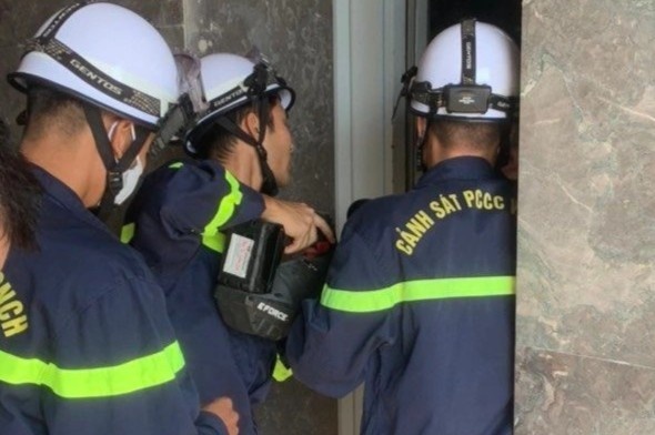 10 nguoi ket trong thang may chung cu FLC Dai Mo hinh anh