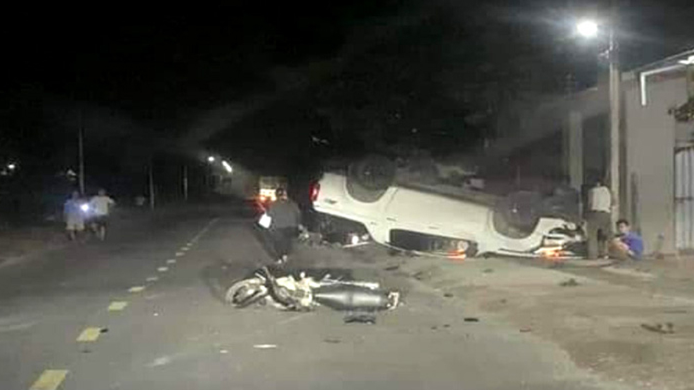 Xe ban tai lat ngua sau va cham, 4 nguoi thuong vong hinh anh