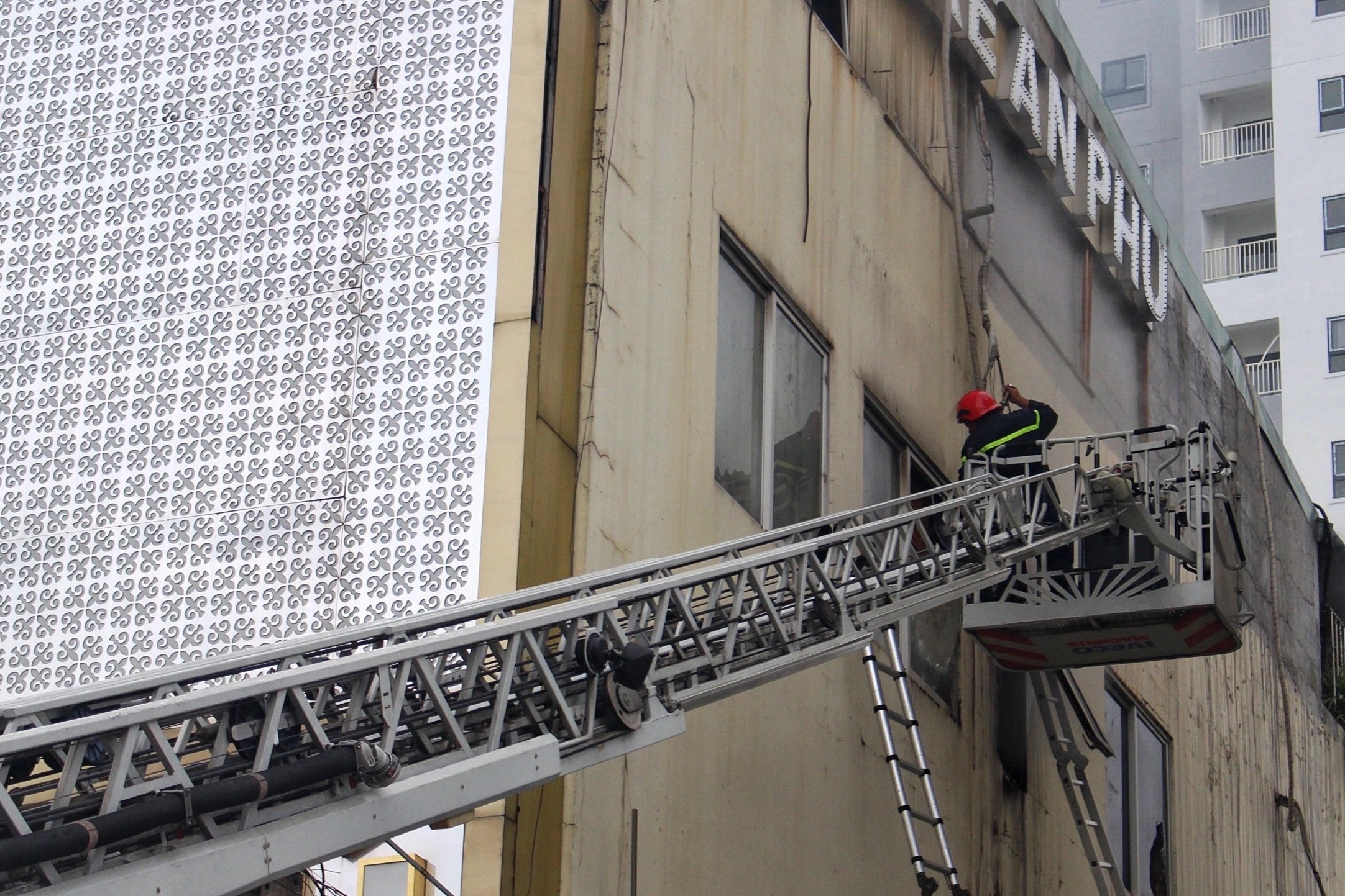 Dieu tra qua trinh tham duyet PCCC quan karaoke o Binh Duong hinh anh