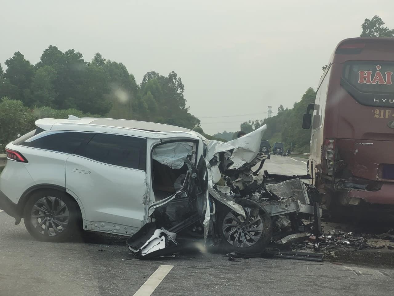 Xe con nat dau sau cu tong xe khach tren cao toc hinh anh