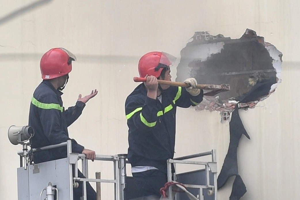 Gan mot gio moi duc duoc mot lo tren tuong quan karaoke An Phu hinh anh