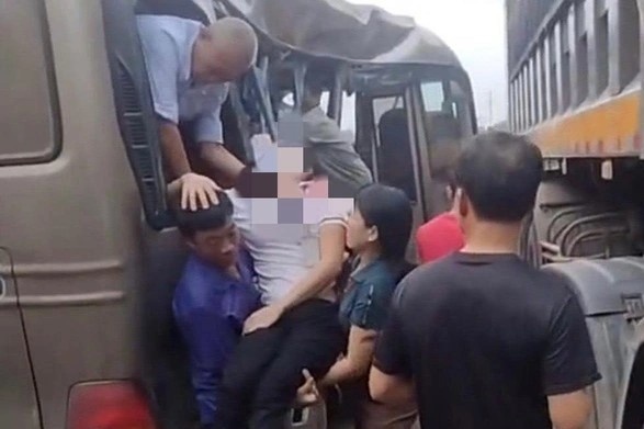 Xe cho cong nhan va cham xe tai, hon 20 nguoi bi thuong hinh anh